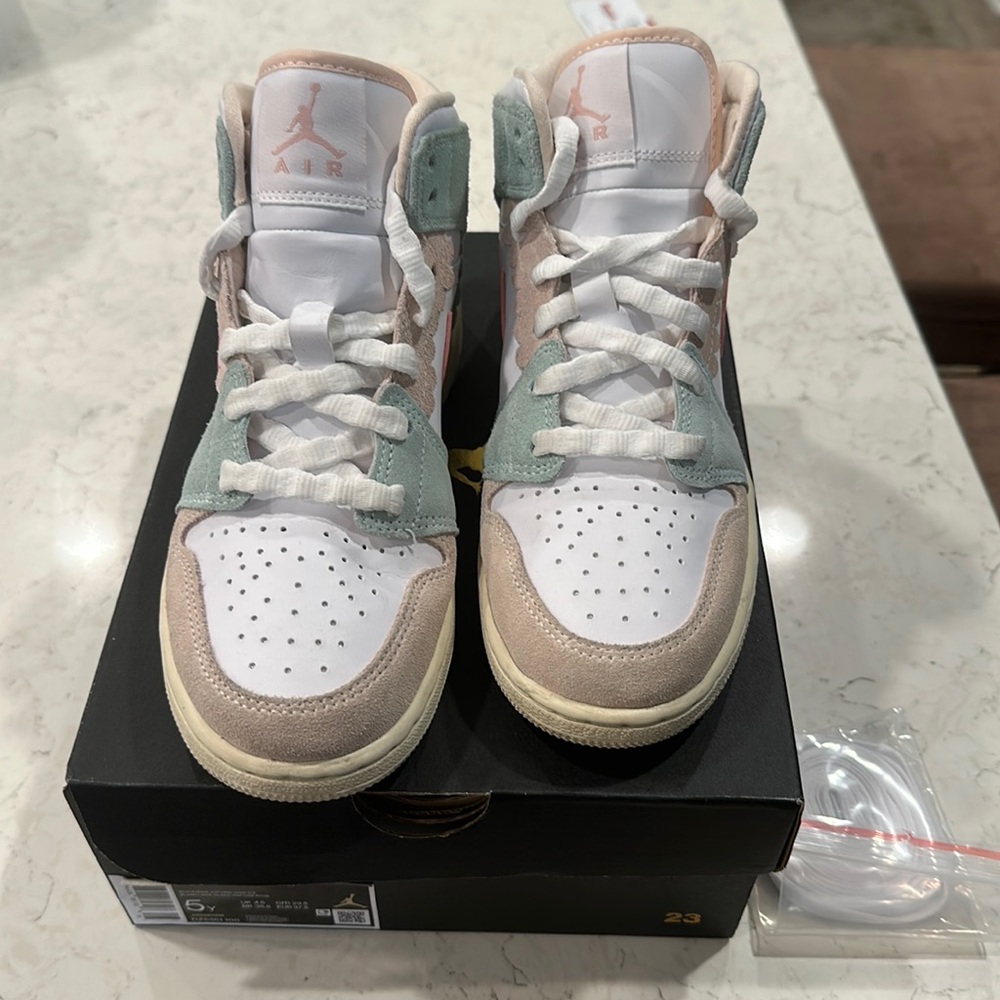 Air Jordan 1 Mid SE size 5 youth.